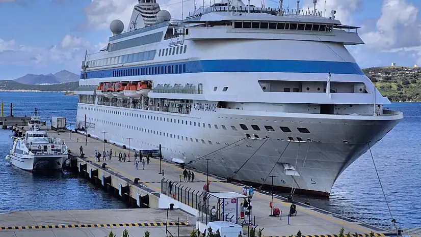 Bodrum'a sezonun ilk yolcu gemisi geldi