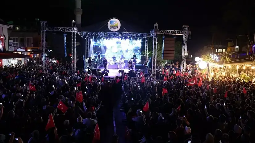 Fethiyeliler 23 Nisan'ı Haluk Levent ile kutladı