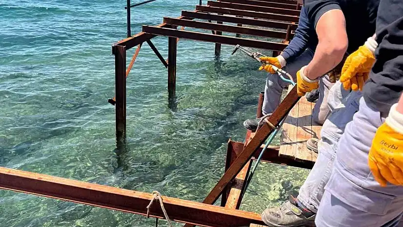 Kaçak iskele belediye ekipleri tarafından söküldü