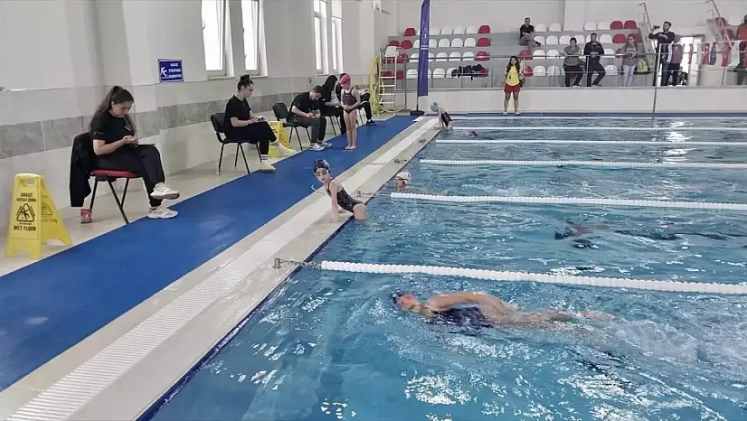 Ortaca'da 230 öğrenci yüzme yarışı yaptı