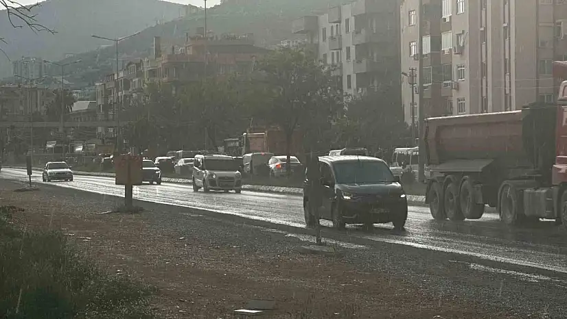 Sağanak yağış ulaşımda aksamalara neden oldu