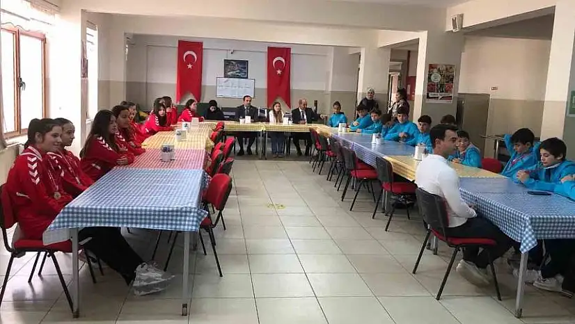 Datça'da başarılı öğrenciler için tören Ödüllerini Kaymakam Murat Atıcı'nın elinden aldılar