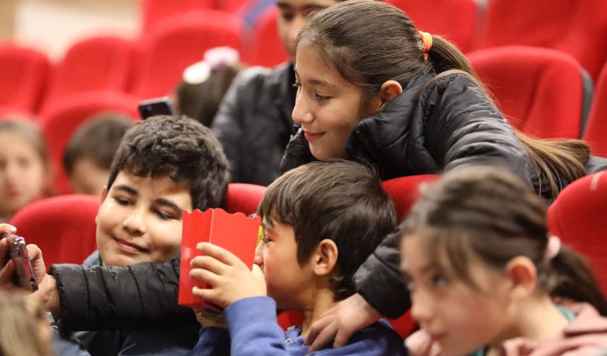 Başkan Aras’ın Çocuklara Karne Hediyesine Yoğun Ilgi; 2 Bin 200 Çocuk, Gerçek Sinema Deneyimi Yaşadı (1)